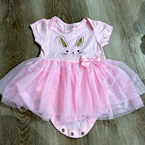 NWOT Children’s place onesie with tutu and bunny design. Sz 6-9 mos